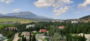 Продается видовая двухкомнатная квартира в г. Алушта, ЖК «Алушта Престиж», пер. Заводской, дом 8.